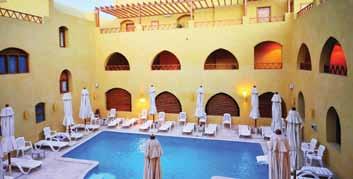 Mivel a parton stég található, így mind a jó úszóknak, és mind gyermekeknek alkalmas partszakasz. HOTEL ARENA INN *** (El Gouna) A szálloda közvetlenül a lagúna mellett épült, kb.
