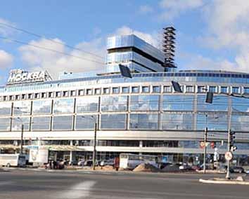 Szentpétervár - Hotel Moszkva**** A hétemeletes szálloda a Néva partján, az Alexander-Nyevszkij Kolostorral szemben található, a belvárosban, a Nyevszkij sugárút végén.
