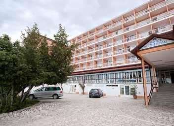 tenisz nyugágyak és napernyők bérlése a medence partján vízi