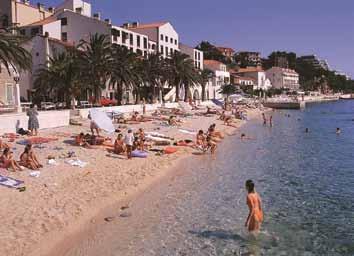 Podgora tengerpartján található.
