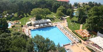 300 méterre található a tengerparttól a Hotel Dolphin mögött, nyugodt csendes, zöld övezetben.