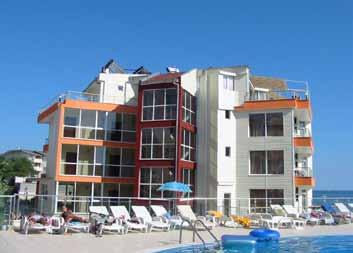Az öszszesen majd 1 kilométer hosszú finomhomokos strand kiválóan alkalmas a strandoláshoz.