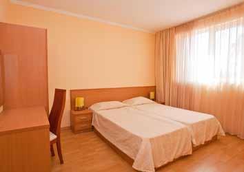 WiFi hangulatos pool bár, barátságos árakkal önellátás főzési lehetőség a felszerelt stúdiókban és apartmanokban lehetőség reggeli felár befizetésére, melyet a