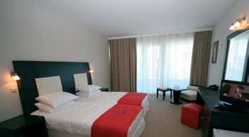 1 km-re helyezkedik el a Hotel Nobellel szemben, kb. 150 méterre a strandtól.
