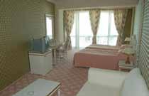 Grand Hotel Sunny Beach**** A szálloda Napospart központjában a sétálóutcától fél perc sétára helyezkedik el.