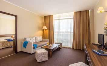 A hotelben kis üzletek és wellnessrészleg is található.