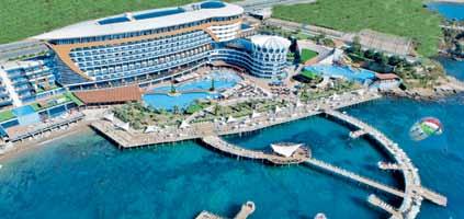 ahol számos kávézó és üzlet várja a turistákat. Gyermekes családoknak, az aktív pihenést kedvelőknek ajánljuk. Alanya központja dolmus busszal könnyen elérhető.