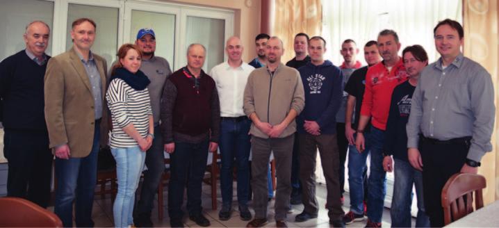 Az ágazatban dolgozók oktatására kezdettől nagy figyelmet fordítanak: rendszeresek a képzések például a fejők és az inszeminátorok számára. A felső vezetés a Holstein Genetika Kft.