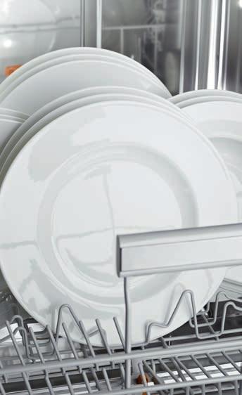 oldalt) MultiComfort kialakítás az alsó mosogatókosárban Az alsó mosogatókosarak MultiComfort része egy egyedülálló újdonság: akár 35 cm átmérôjû tányérok három sorban helyezhetôk el benne.