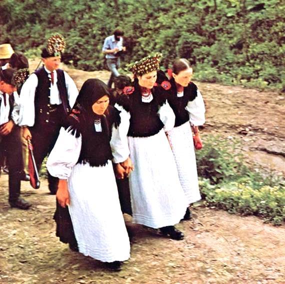 Lakodalomban éjfél után játsszák a székes játékot.
