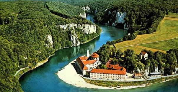 1535-ben a Hohenzollern-ház sváb ágára szállt a Duna fölé magasodó impozáns várkastély, Sigmaringen vára és városa, majd négy évvel később a kastély pusztító tűzvésznek esett áldozatul.
