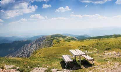 AHOL A TEKINTET A VÉGTELENBE SZÁRNYAL A jelzett körtúraút (1 órás, könnyű) kiindulópontja az 1800 m magasságban található hegyállomás a Hochschneebergen.