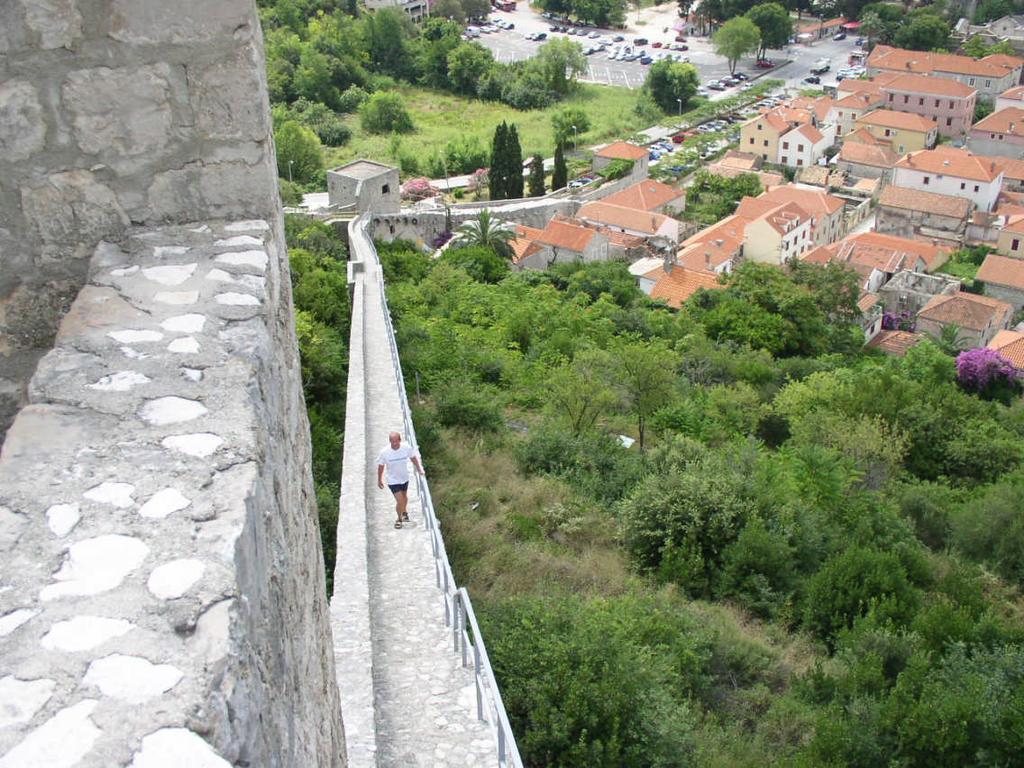 A fény tehát nem csupán fizikai tárgyakat képes megvilágítani, hanem építészeti gondolatot, szellemiséget is képes közvetíteni.