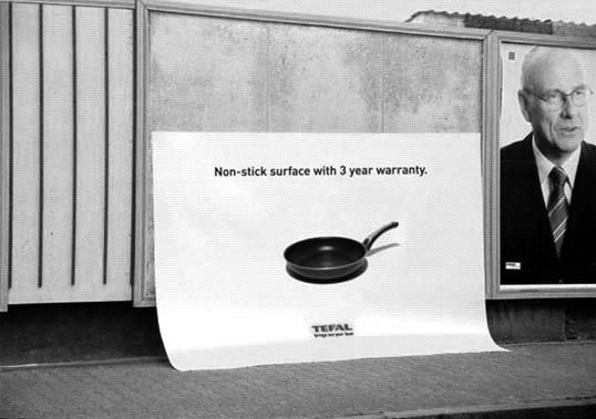 Az ambient reklámozás akkor jó, ha építi a márkát: a Tefal garanciát vállal, hogy az étel nem ragad oda (így a plakát sem) Egy másik példa, ami csak részben ambient, de most mégis itt mutatom be,