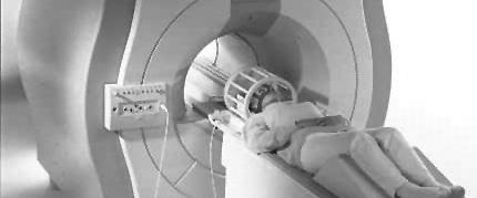 konkrétan az agy hidrogén atommagjainak rádióhullámok okozta energiaszintváltozásait mérik.