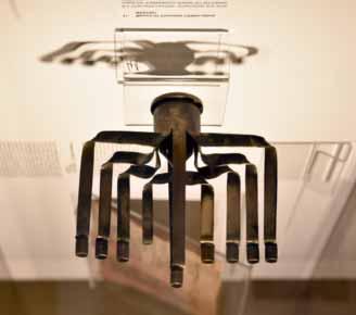 Through the references of the historical objects and relics dating from the interwar period of Hungary the political formation of the
