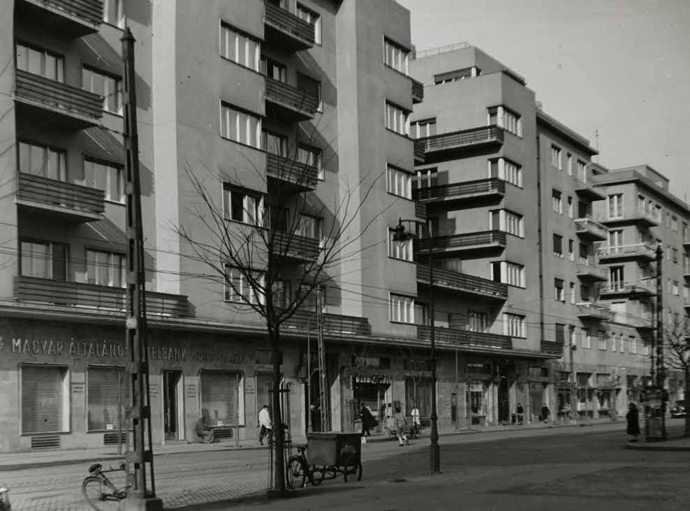 A Pozsonyi út felé az első emelet feletti franciaudvart a főváros által