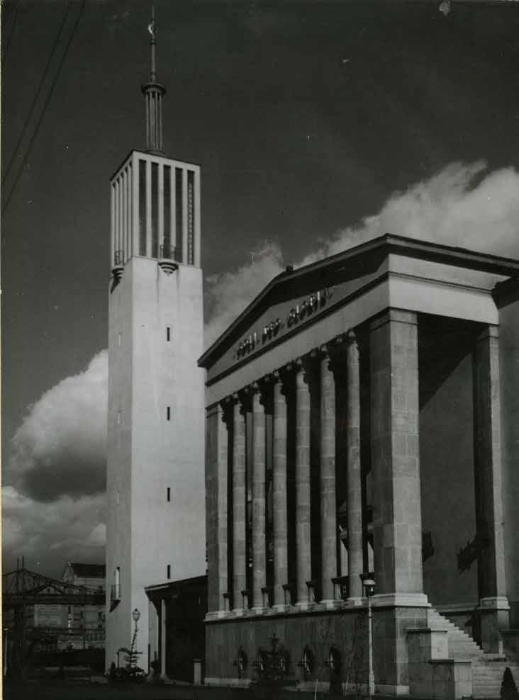 nyílásokkal. A templomteret a két oldalfalon 5-5 álló téglány ablak világítja meg.
