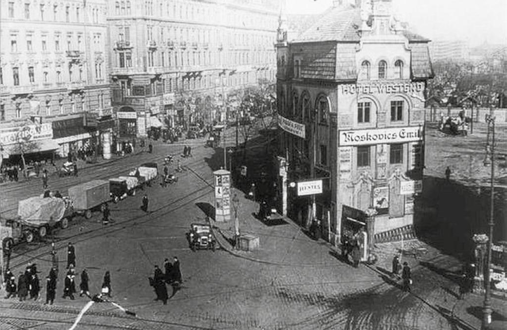 500 Ft A Fővárosi Önkormányzat támogatásában részesült 2009-ben (bejárati- és udvari kapu).