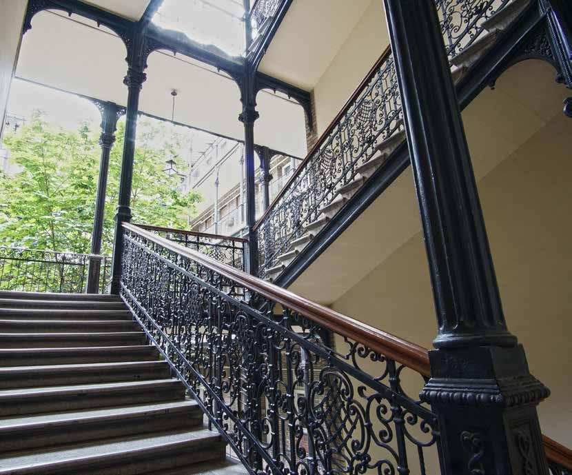 Az épület Váci úti főhomlokzatát kosáríves orommezővel lezárt sarokrizalitok tagolják, melyek tetőpavilonokban végződnek, csúcsukon