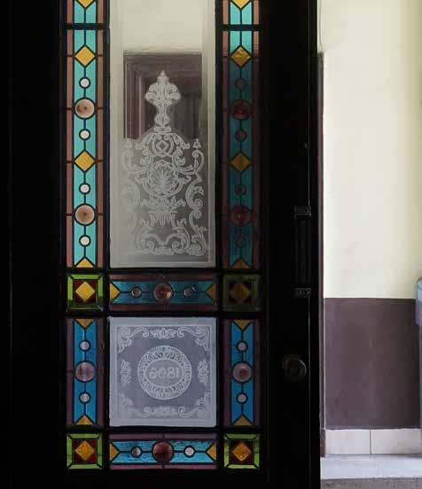 A középrizalitot díszítő, több emeletet egybefogó oszloprend tetején eredetileg az archív fotón is