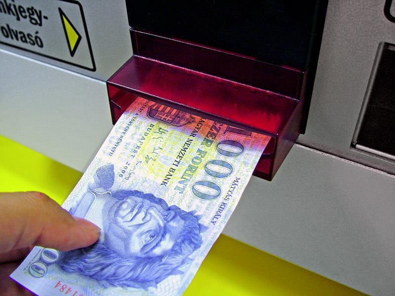 A bejáratnál jegykiadó automata (ParkTicketer) kerül felszerelésre, a kijáratnál fizető automata (AutoPay), majd jegykezelő (ParkGate) készülék található.