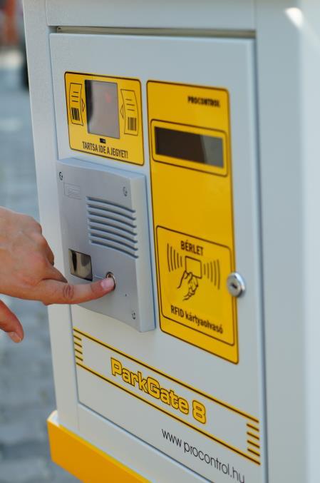 A két sorompó előtt kijárati oldalról egy-egy ParkGate 8 kijárati jegyolvasó kapuvezérlő van telepítve, amely el van látva RFID (proximity) kártyaolvasóval, lézeres omnidirekcionális jegyolvasóval,