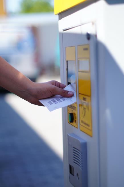 A kijárati jegyolvasók, és sorompók a biztonságos áthaladás érzékelésére 3 induktív hurkos jármű-érzékelővel vannak kiépítve: a sorompót csak gépkocsiból lehet kinyitni, és csak kifizetett jeggyel.