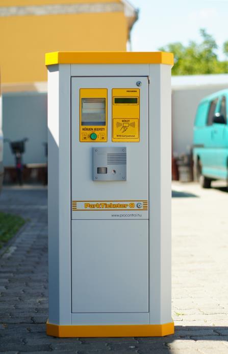 ) Portás / diszpécser központ A parkoló rendszer helyszínén javasolt, hogy egy portás vagy recepciós jelenlétét biztosítsák.