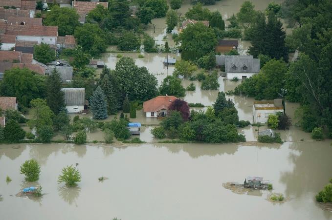 ábra: Duna Dunabogdánynál (bal) és Kisoroszinál (jobb) a 2013-as árvíz idején 107 további árvízi kockázatok csökkentése érdekében 2014-ben országos szinten megtörtént a mértékadó árvízszintek