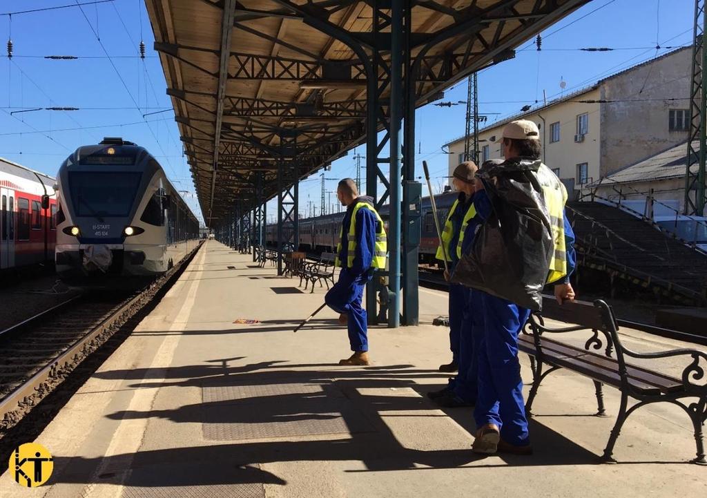 Takarítószemélyzet várja az S250-es vonatot a Keleti pályaudvaron. Sok idejük lesz a munkára, mivel a vonat több, mint két órán keresztül munka nélkül várakozik a visszaindulásra.