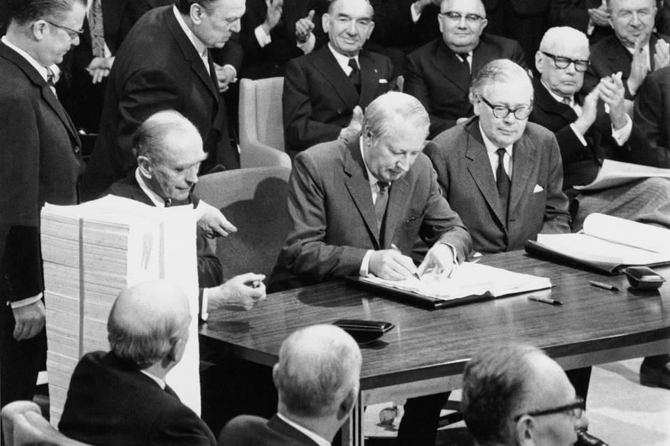 G) The League of Nations didn t fail because of its basic principles or ideas. What caused its failure was that the countries that founded the League of Nations gave up these principles.
