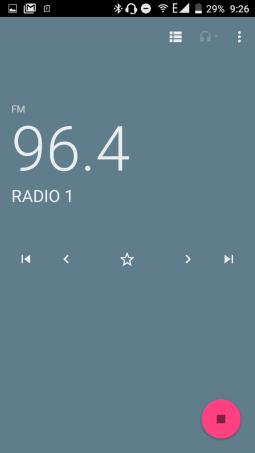 Nyissa meg a programok között az FM rádiót. 2. A >/< gombokkal manuálisan léptethet 0,1 MHz-enként 3. A >I/I< gombokkal automatikusan a következő / előző elérhető adásra hangolhat. 4.