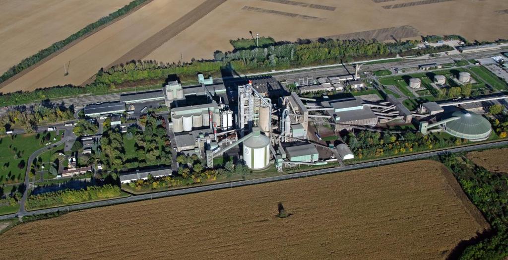 1. A CEMENT A cement az építőiparban nélkülözhetetlen hidraulikus szervetlen kötőanyag, amely a hidratáció során megszilárdul és ezt a tulajdonságát tartósan, a víz alatt is megtartja. 1.1. A cement előállításának rövid története Időszámításunk előtt a III.