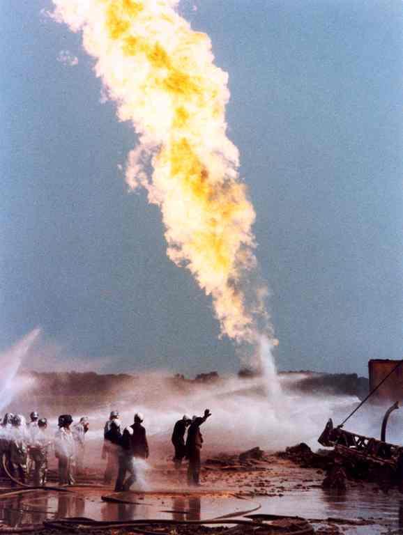 ellenőrizhetetlenné válik, a nyomás kráterképződést indít el a béléscsövön kívül a fluidum a felszínre áramlik (FITZPATRICK 1991).