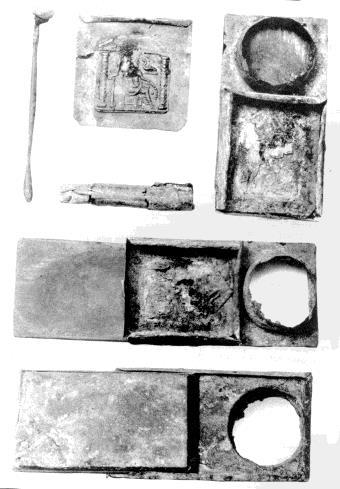 ábrázolásaként értelmezi. 1351 A forrasztás olvadékából - az analógiák ismeretében - az ábrázolás többi részét is kivehetőnek véli; egy balra néző figura trónol az aedicula belsejében.