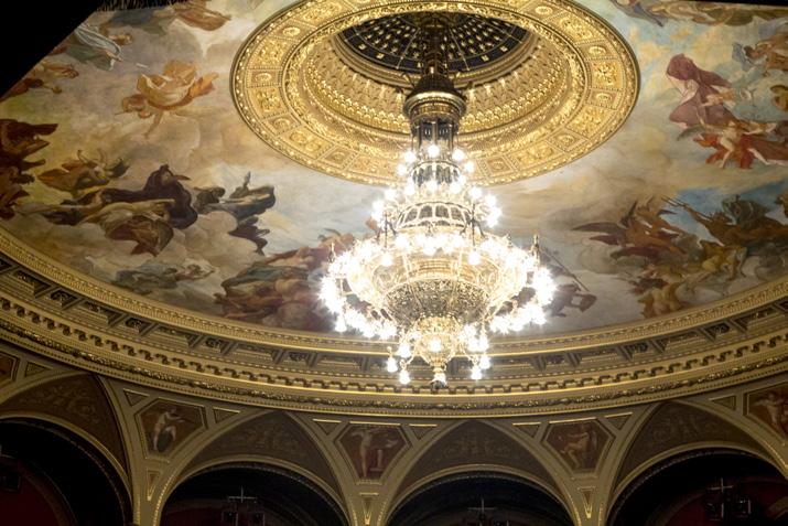 Bál az Operában0! a kft zenekar a (képzeletbeli) tett színhelyén 9-ben eltűntek az Operaház körüli állványok, és az avatás 00. évfordulóján újranyitott a Ház.