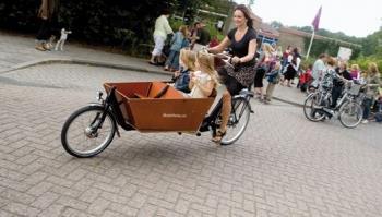kerékpárkölcsönzésben, karbantartásban, a kerékpárosok számára ruházat és kellékek gyártása terén dolgozhatnának.