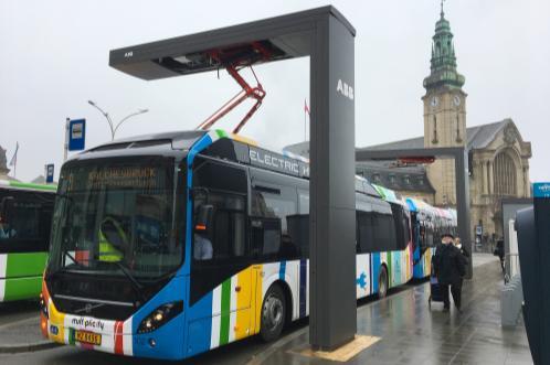 parkolás, rakodás, megállóhelyi várakozás = töltés Smart töltőállomás töltés kiegészítő