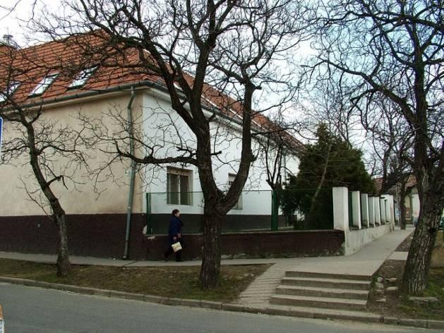 hrsz: 1178 jellemzői: beépítés: L alaprajz, Baross utca felől előkert, Kazinczy utca felől utcavonalon szintszám: F + tetőtér tetőidom: nyeregtető héjalás: cserép homlokzat: vakolt, Kazinczy utca
