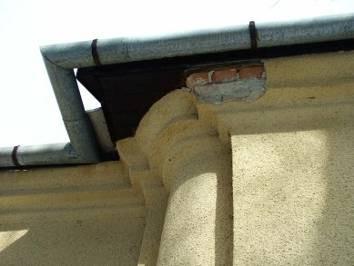 hrsz: 10205/7 jellemzői: beépítés: szabadonálló, tetőidom: kontyolt nyereg, a bejárati oldalon oromfallal héjalás: cserép homlokzat: vakolt, húzott párkány és ablakkeret, bejárat kőkeretes, bejárat