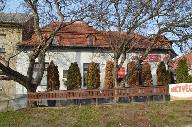 hrsz: 1182 jellemzői: beépítés: L alaprajz, a Kazinczy utcasarkán 45 fokos levágás, bejárattal, előtte alacsony faragott fakerítéssel védett terasz.