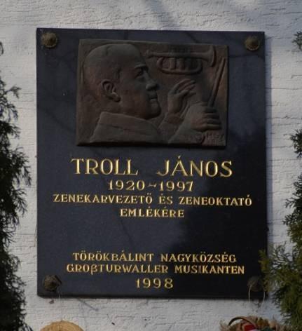 + tetőtér tetőidom: kontyolt nyeregtető, a sarkon mansard tetőfelépítmény, tetőablakkal, a dél-keleti oldalon kiemelt mansard tetőidom, két ablakkal héjalás: