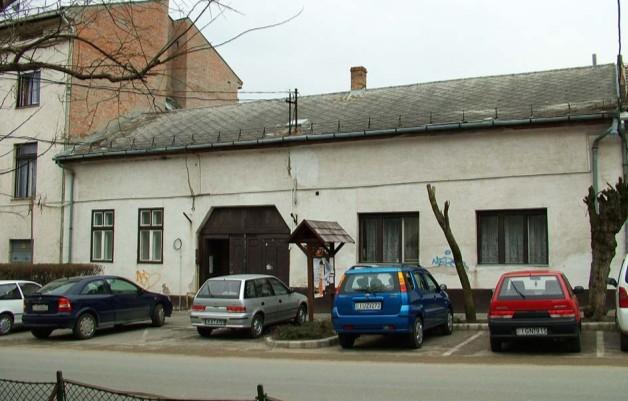 hrsz: 23 jellemzői: beépítés: zártsorú, középen kapubejárattal, északi telekhatár mentén udvari szárny tetőidom: nyereg héjalás: pala homlokzat: vakolt nyílászárók: a bejárattól balra lévő utcai