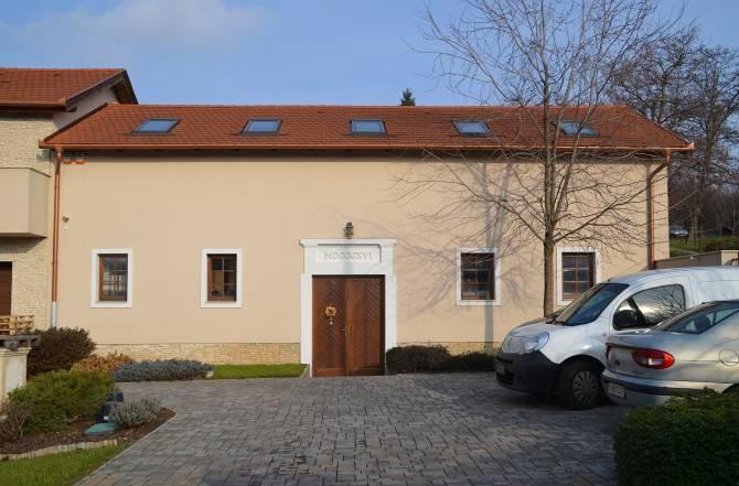 nyeregtető, cserépfedés, az ablakok körül egyszerű vakolatkeret, az