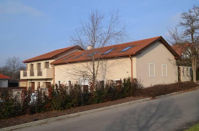 szemöldökpárkány, a tükörben évszámmal.