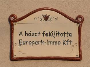 megőrzendő tömeg, homlokzati vakolatdíszek, évszám értékei datálása