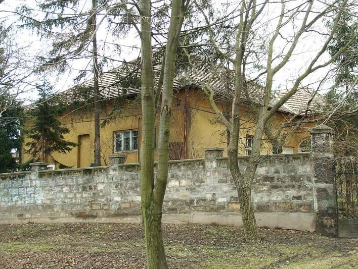 (hrsz: 121/3) kerítés megnevezése villa és az egykori ingatlanához tartozó kerítés címe Bartók Béla utca 24, Nyár utca 16.