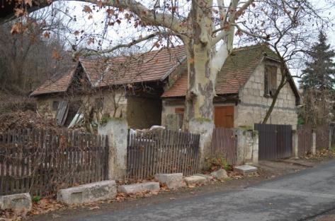hrsz: 191 jellemzői: szabadonálló villa, kontyolt nyeregtető, cserép, homlokzaton vakolt ablakkeretek, ki-benyíló ablakok, váz-táblázatos bejárati ajtó, kiugró