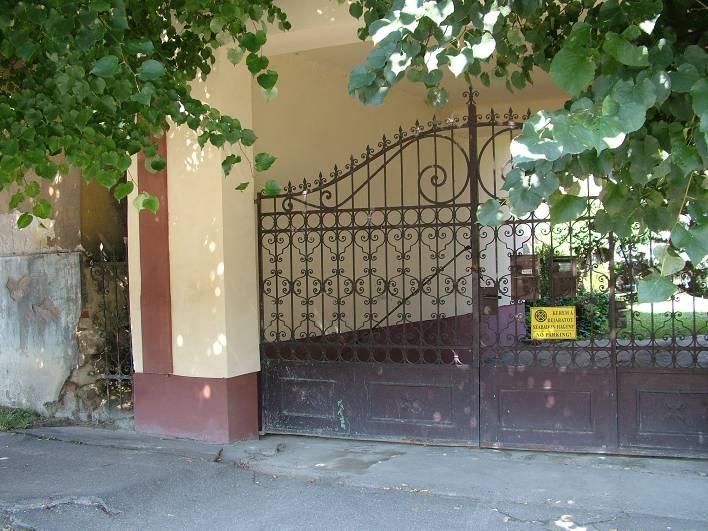 A párkány hármas tagolású, kis kiülésű tagozatokkal.